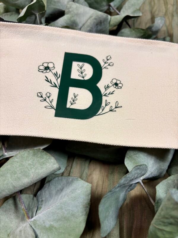 Personalisierte Kosmetiktasche mit Initiale & Blumenmotiv - Schminktasche aus Baumwolle