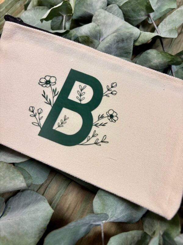 Personalisierte Kosmetiktasche mit Initiale & Blumenmotiv - Schminktasche aus Baumwolle