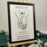 Personalisiertes Paarbild Hand in Hand - Linienzeichnung mit Namen & Datum