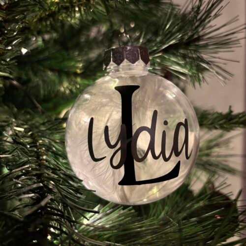 Personalisierte Weihnachtskugel mit Name & Buchstabe - Weihnachtsanhänger mit Schleife und Federn - Geschenkidee für Familie und Freunde