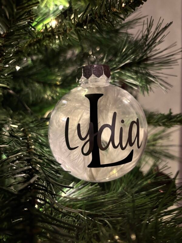 Personalisierte Weihnachtskugel mit Name & Buchstabe - Weihnachtsanhänger mit Schleife und Federn - Geschenkidee für Familie und Freunde