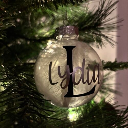 Personalisierte Weihnachtskugel mit Name & Buchstabe - Weihnachtsanhänger mit Schleife und Federn - Geschenkidee für Familie und Freunde
