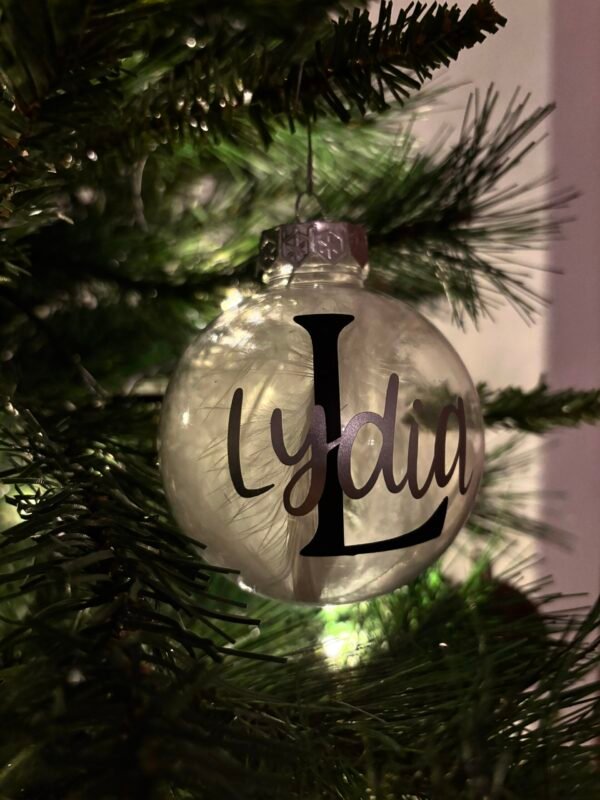 Personalisierte Weihnachtskugel mit Name & Buchstabe - Weihnachtsanhänger mit Schleife und Federn - Geschenkidee für Familie und Freunde