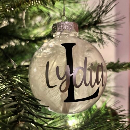 Personalisierte Weihnachtskugel mit Name & Buchstabe - Weihnachtsanhänger mit Schleife und Federn - Geschenkidee für Familie und Freunde