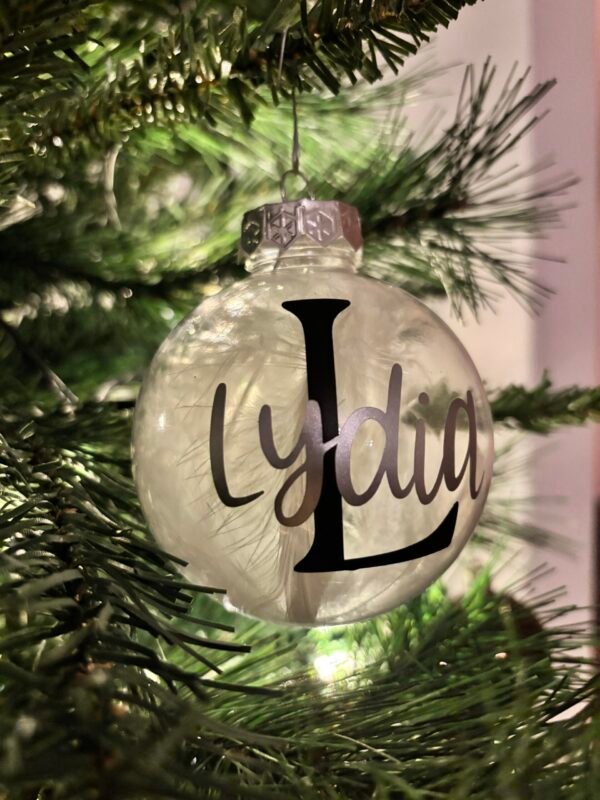 Personalisierte Weihnachtskugel mit Name & Buchstabe - Weihnachtsanhänger mit Schleife und Federn - Geschenkidee für Familie und Freunde