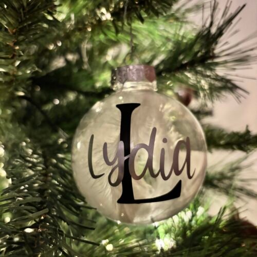 Personalisierte Weihnachtskugel mit Name & Buchstabe - Weihnachtsanhänger mit Schleife und Federn - Geschenkidee für Familie und Freunde