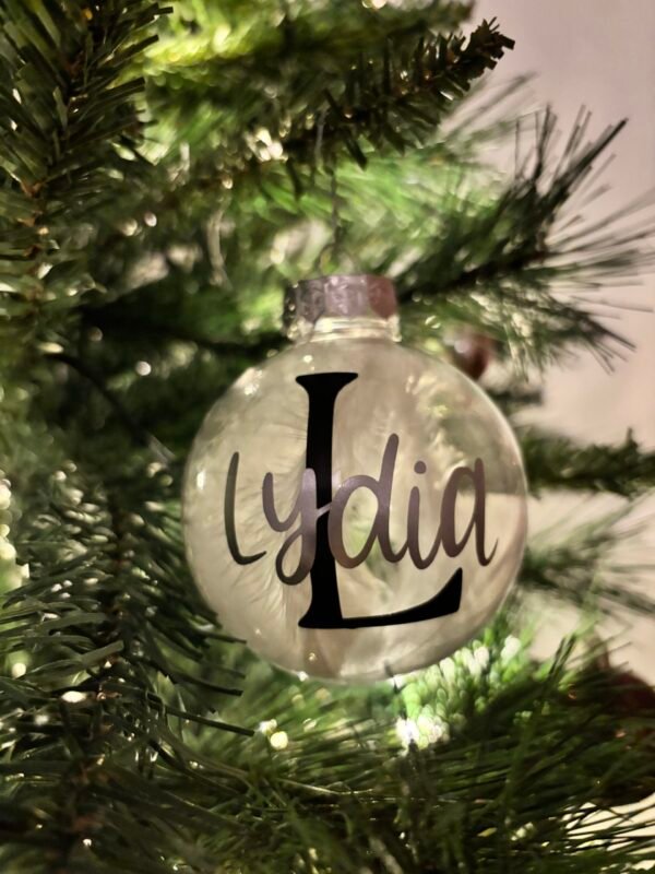 Personalisierte Weihnachtskugel mit Name & Buchstabe - Weihnachtsanhänger mit Schleife und Federn - Geschenkidee für Familie und Freunde