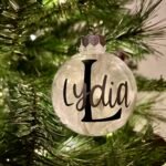 Personalisierte Weihnachtskugel mit Name & Buchstabe - Weihnachtsanhänger mit Schleife und Federn - Geschenkidee für Familie und Freunde