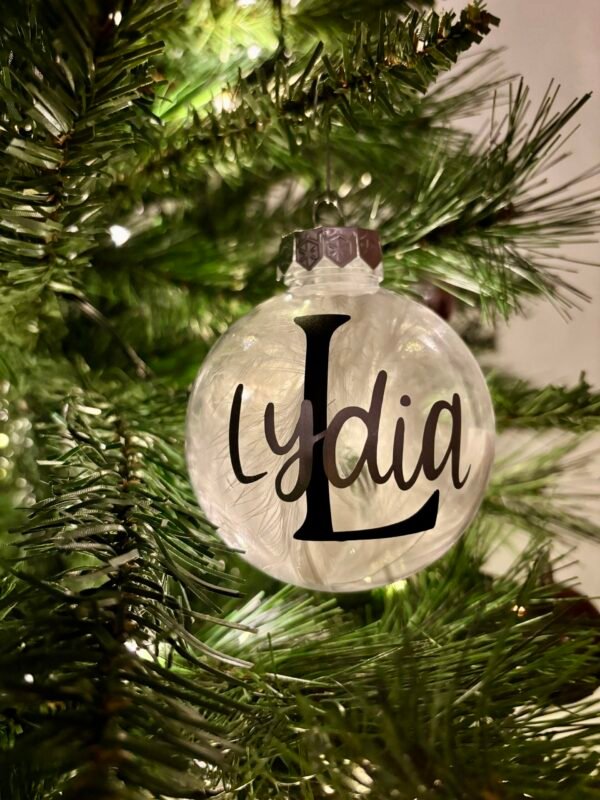 IMG_1874 Personalisierte Weihnachtskugel mit Name & Buchstabe - Weihnachtsanhänger mit Schleife und Federn - Geschenkidee für Familie und Freunde