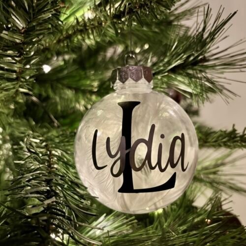 Personalisierte Weihnachtskugel mit Name & Buchstabe - Weihnachtsanhänger mit Schleife und Federn - Geschenkidee für Familie und Freunde