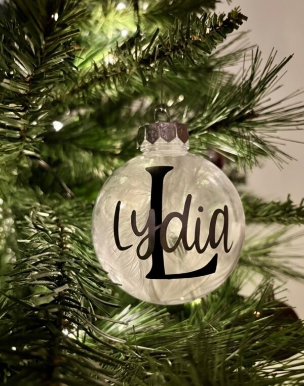 Personalisierte Weihnachtskugel mit Name & Buchstabe - Weihnachtsanhänger mit Schleife und Federn - Geschenkidee für Familie und Freunde