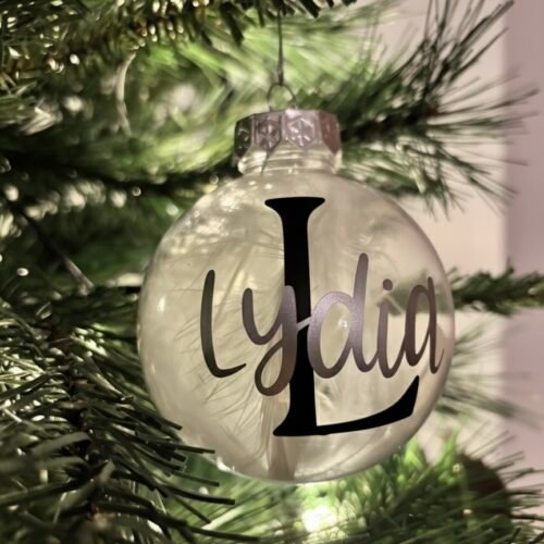 Personalisierte Weihnachtskugel mit Name & Buchstabe - Weihnachtsanhänger mit Schleife und Federn - Geschenkidee für Familie und Freunde