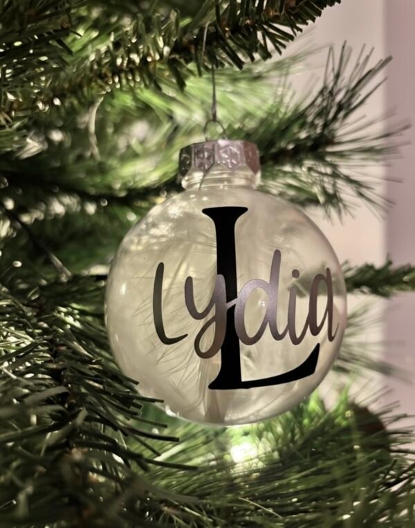 Personalisierte Weihnachtskugel mit Name & Buchstabe - Weihnachtsanhänger mit Schleife und Federn - Geschenkidee für Familie und Freunde