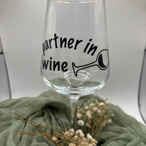 Weinglas „Partner in Wine“ - Lustiges Weinglas mit Spruch & Symbol - Geschenk für Freunde, Paare, Weinliebhaber - Handgemacht