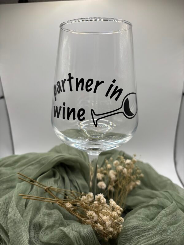 Weinglas „Partner in Wine“ - Lustiges Weinglas mit Spruch & Symbol - Geschenk für Freunde, Paare, Weinliebhaber - Handgemacht