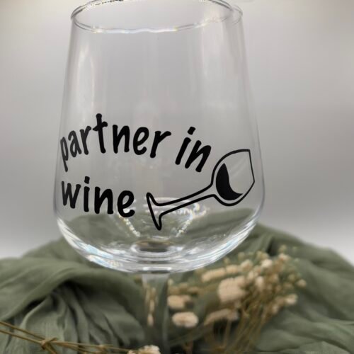 Weinglas „Partner in Wine“ - Lustiges Weinglas mit Spruch & Symbol - Geschenk für Freunde, Paare, Weinliebhaber - Handgemacht