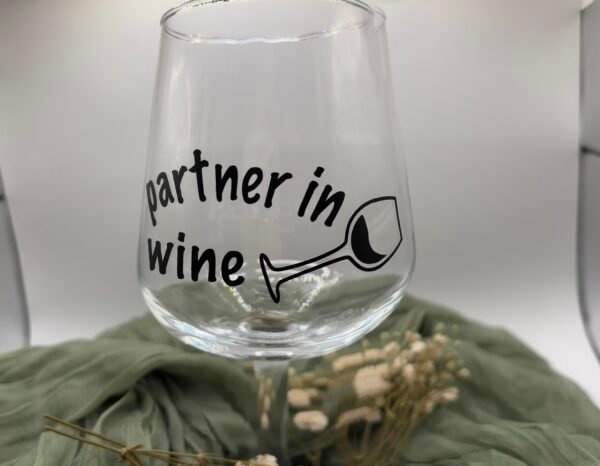 Weinglas „Partner in Wine“ - Lustiges Weinglas mit Spruch & Symbol - Geschenk für Freunde, Paare, Weinliebhaber - Handgemacht