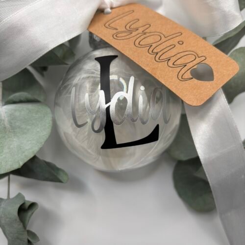 Personalisierte Weihnachtskugel mit Name & Buchstabe - Weihnachtsanhänger mit Schleife und Federn - Geschenkidee für Familie und Freunde