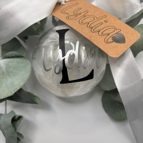 Personalisierte Weihnachtskugel mit Name & Buchstabe - Weihnachtsanhänger mit Schleife und Federn - Geschenkidee für Familie und Freunde