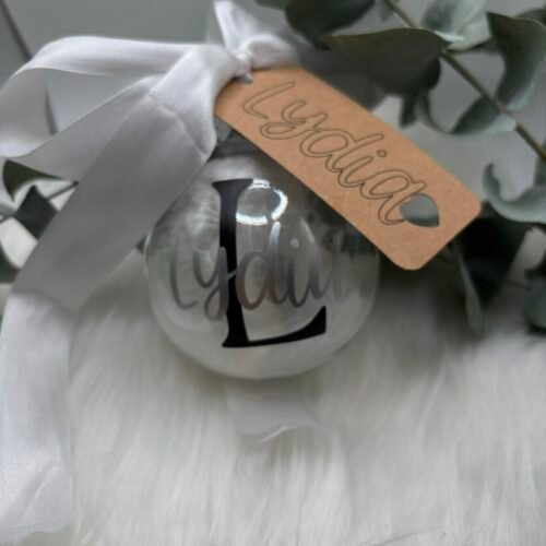Personalisierte Weihnachtskugel mit Name & Buchstabe - Weihnachtsanhänger mit Schleife und Federn - Geschenkidee für Familie und Freunde