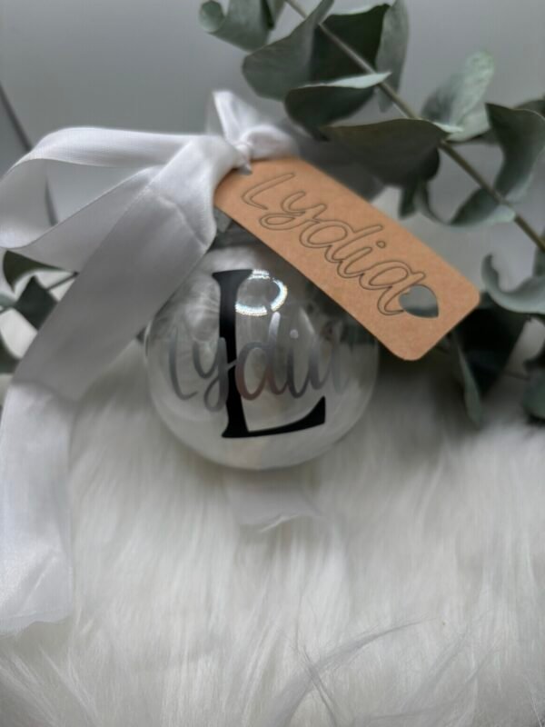 Personalisierte Weihnachtskugel mit Name & Buchstabe - Weihnachtsanhänger mit Schleife und Federn - Geschenkidee für Familie und Freunde