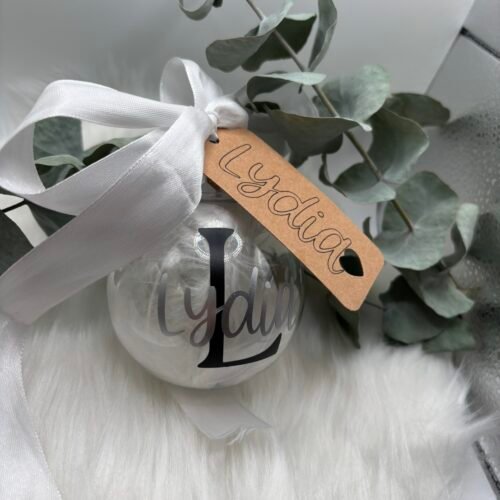 Personalisierte Weihnachtskugel mit Name & Buchstabe - Weihnachtsanhänger mit Schleife und Federn - Geschenkidee für Familie und Freunde
