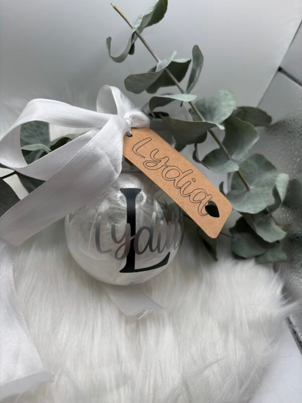 Personalisierte Weihnachtskugel mit Name & Buchstabe - Weihnachtsanhänger mit Schleife und Federn - Geschenkidee für Familie und Freunde