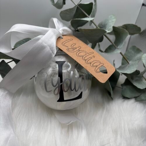 Personalisierte Weihnachtskugel mit Name & Buchstabe - Weihnachtsanhänger mit Schleife und Federn - Geschenkidee für Familie und Freunde