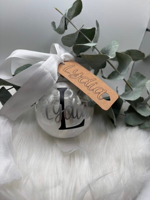 Personalisierte Weihnachtskugel mit Name & Buchstabe - Weihnachtsanhänger mit Schleife und Federn - Geschenkidee für Familie und Freunde