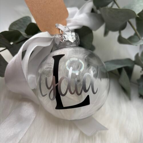 Personalisierte Weihnachtskugel mit Name & Buchstabe - Weihnachtsanhänger mit Schleife und Federn - Geschenkidee für Familie und Freunde