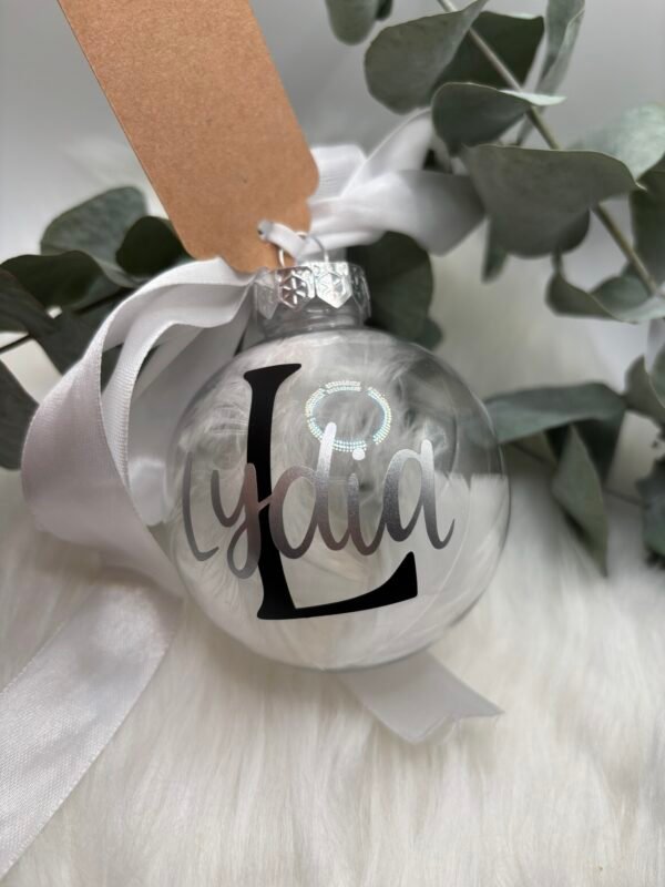 Personalisierte Weihnachtskugel mit Name & Buchstabe - Weihnachtsanhänger mit Schleife und Federn - Geschenkidee für Familie und Freunde