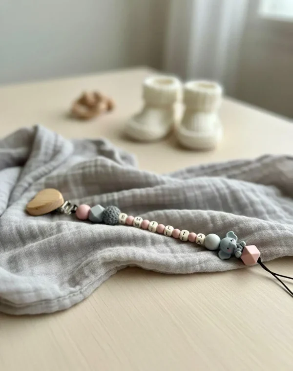 Personalisierte Schnullerkette mit Namen – Elefant oder Otter – Handgemacht - Babygeschenk Geburt & Taufe