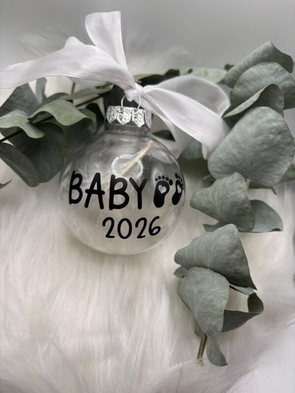 Personalisierte Weihnachtskugel Baby mit Jahr - Schwangerschaftsverkündung oder Geschenk zur Geburt - mit Schleife & Federn