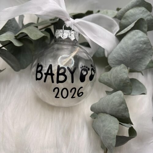 Personalisierte Weihnachtskugel Baby mit Jahr - Schwangerschaftsverkündung oder Geschenk zur Geburt - mit Schleife & Federn