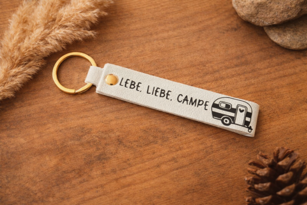 Schlüsselanhänger Camping "Lebe Liebe Campe" | Geschenk Camper & Vanlife | Wohnwagen Schlüsselband | Caravan Reiselust Accessoire