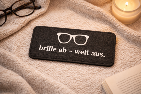 Brillenetui aus Filz - "brille ab - welt aus." - Brillenhülle / Brillentasche - Geschenk für Brillenträger