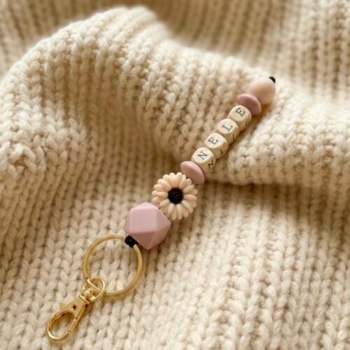 Personalisierter Schlüsselanhänger mit Namen - Silikon & Holz - Geschenk für Mama, Papa, Erzieherin, Kita, Familie