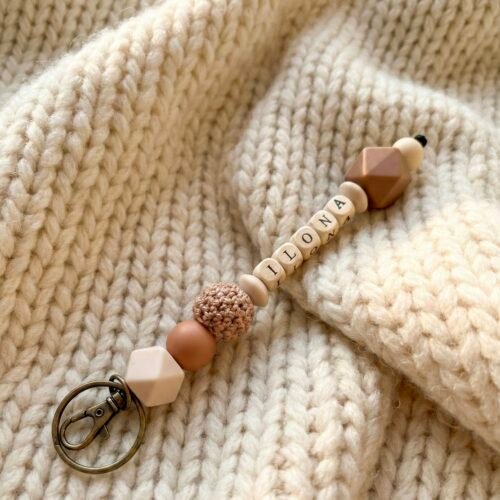 Personalisierter Schlüsselanhänger mit Namen - Silikon & Holz - Geschenk für Mama, Papa, Erzieherin, Kita, Familie
