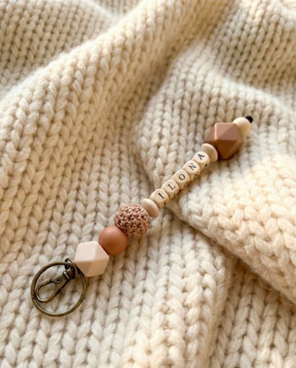 Personalisierter Schlüsselanhänger mit Namen - Silikon & Holz - Geschenk für Mama, Papa, Erzieherin, Kita, Familie