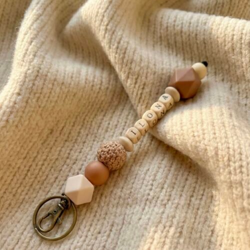 Personalisierter Schlüsselanhänger mit Namen - Silikon & Holz - Geschenk für Mama, Papa, Erzieherin, Kita, Familie