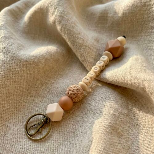 Personalisierter Schlüsselanhänger mit Namen - Silikon & Holz - Geschenk für Mama, Papa, Erzieherin, Kita, Familie