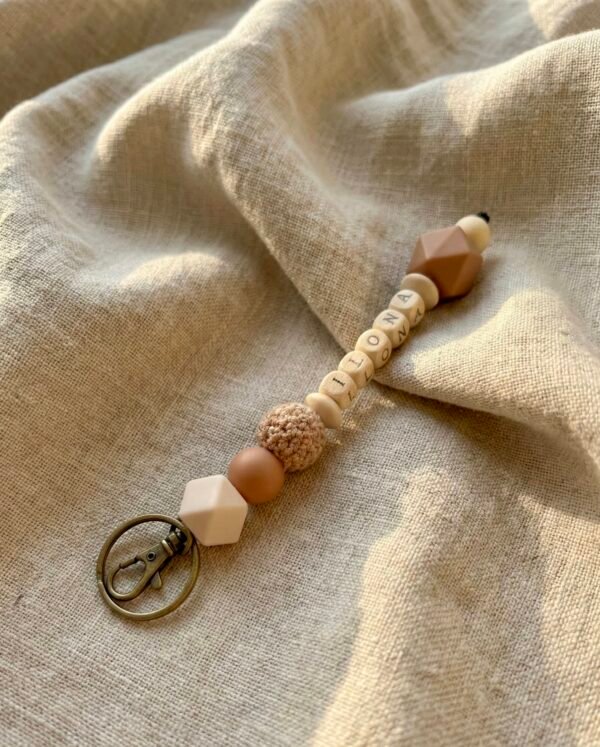 Personalisierter Schlüsselanhänger mit Namen - Silikon & Holz - Geschenk für Mama, Papa, Erzieherin, Kita, Familie