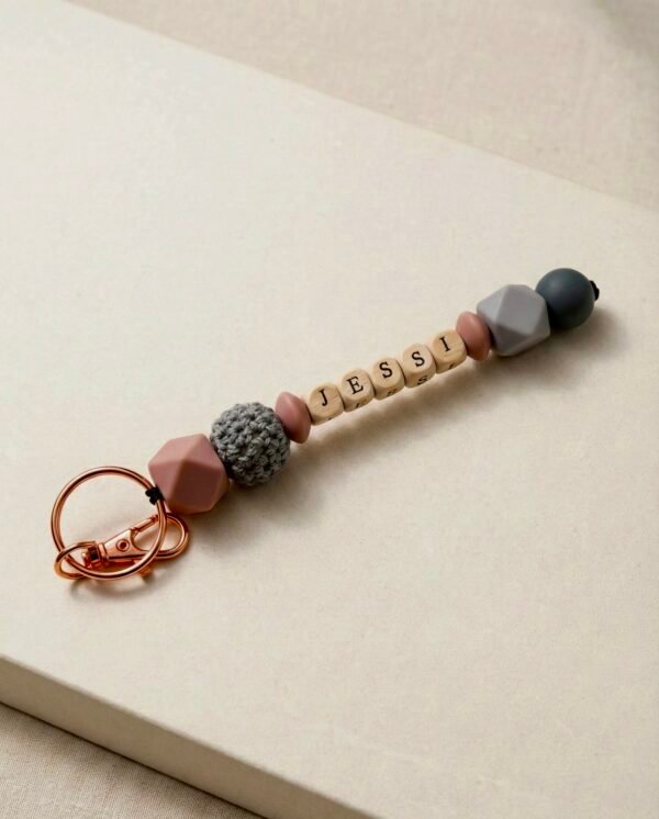 Personalisierter Schlüsselanhänger mit Namen - Silikon & Holz - Geschenk für Mama, Papa, Erzieherin, Kita, Familie