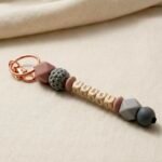 Personalisierter Schlüsselanhänger mit Namen - Silikon & Holz - Geschenk für Mama, Papa, Erzieherin, Kita, Familie