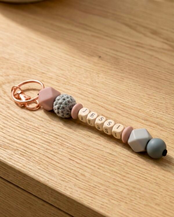 Personalisierter Schlüsselanhänger mit Namen - Silikon & Holz - Geschenk für Mama, Papa, Erzieherin, Kita, Familie